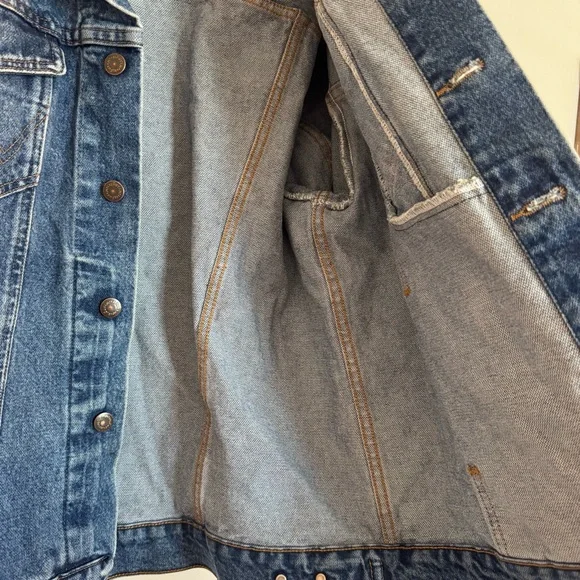 Wrangler Authentic 100% Cotton - Western Blue Denim Jacket Size M Oversized fit - Picture 9 of 11